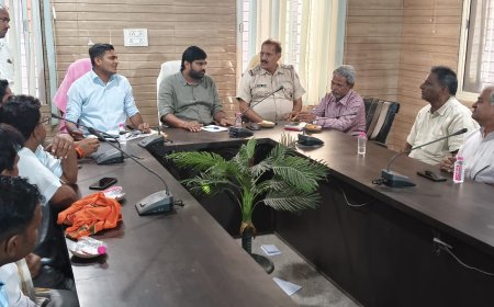 महुवा में दीपावली से पहले नगर पालिकाप्रशासन की सख्त कार्रवाई की चेतावनी, तीन दिन में अतिक्रमण हटाने को लेकर की दुकान दुकान जाकर समझाइए