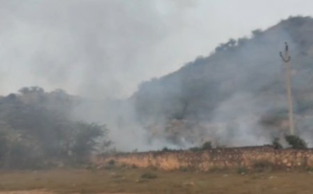 राजगढ़ के प्रताप स्टेडियम के पास डम्पिंग यार्ड में कचरे की आग से बढ़ा वायु प्रदूषण, खिलाड़ियों के स्वास्थ्य पर मंडराया खतरा