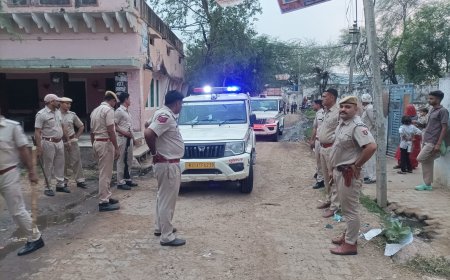 सलेमपुर थाना अधिकारी संत चरण सिंह के नेतृत्व मेंपुलिस ने निकाला फ्लैग मार्च, निर्भीक होकर मतदान करने का दिया संदेश