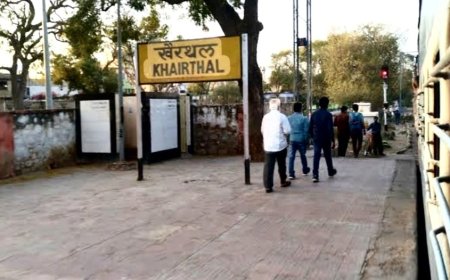 जिला बनने के बाद भी खैरथल में ट्रेनों का ठहराव नहीं, संवाद में उठाया मुद्दा