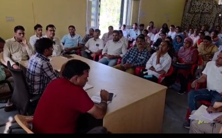 महुवा में पंचायती राजचुनावी व्यवस्थाओं को लेकर प्रशासन मुस्तैद, एसडीएम की अध्यक्षता में हुई बैठक