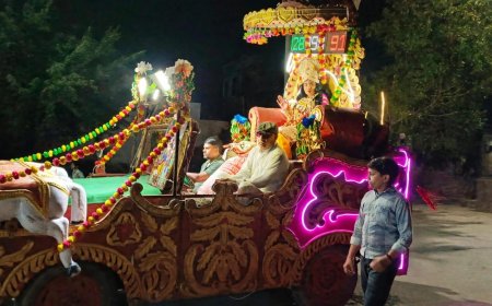 शरद पूर्णिमा पर कठूमर में गूंजे 'जय श्री कृष्णा' के जयकारे: बैंड-बाजे और डीजे की धुन पर निकली भव्य रथयात्रा, श्रद्धालुओं ने लगाई कस्बे की परिक्रमा