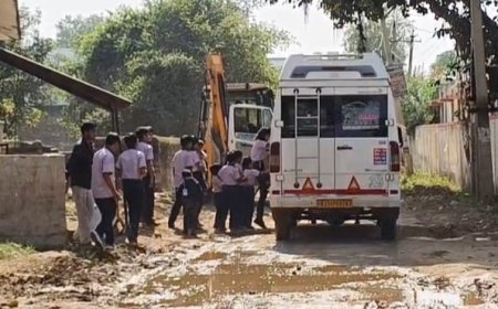 बड़ा हादसा टला: राजगढ़ में जेजेएम की खुदी सड़क पर फंसी बच्चों से भरी अनाधिकृत स्कूल बस, बाल-बाल बचे मासूम; शिक्षा विभाग और प्रशासन मौन