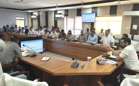 विकास कार्यों पर भरतपुर कलक्टर सख्त: कमर चौधरी ने ली बजट घोषणाओं की समीक्षा बैठक, कहा— "समयबद्ध और गुणवत्तापूर्ण तरीके से पूरे हों काम"