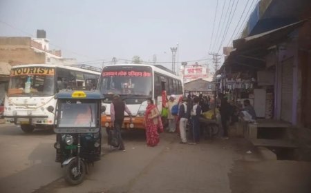 जिला बनने के ढाई साल बाद भी खैरथल की परिवहन व्यवस्था 'कस्बाई ढर्रे' पर:बसों का ठिकाना तय नहीं: सड़क किनारे लग रहा जाम