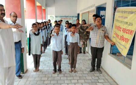 मतदाता जागरूकता अभियान: बच्चों की 'बाल मनुहार' ने जीता दिल, ग्रामीणों को दिलाई शत-प्रतिशत मतदान की शपथ