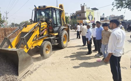 महुवा में प्रशासन की सख्त कार्रवाई: भरतपुर रोड से हटाया गया अवैध अतिक्रमण, जेसीबी की मदद से हटाया गया कबाड़ और निर्माण सामग्री