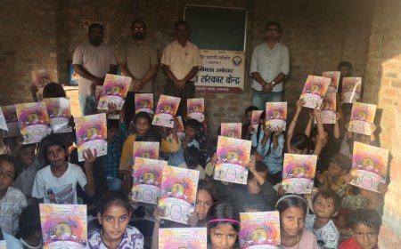 तख्तगढ़ की महावीर बस्ती में बाल संस्कार केंद्र के बच्चों को बांटी शिक्षण सामग्री,खिले नौनिहालों के चेहरे