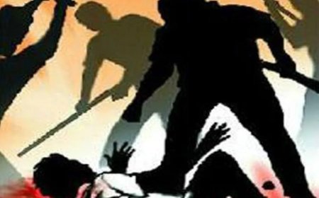 Ambikapur Crime: बाइक से सडक़ पर गिरे थे 2 युवक, मदद करने पहुंचे मामा-भांजे को पीटा, फिर ईंट से किया हमला