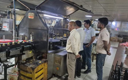 ​'शुद्ध आहार मिलावट पर वार': अलवर में मिठाइयों और डेयरियों पर खाद्य सुरक्षा टीम का छापा, 80 लीटर दूषित दूध नष्ट