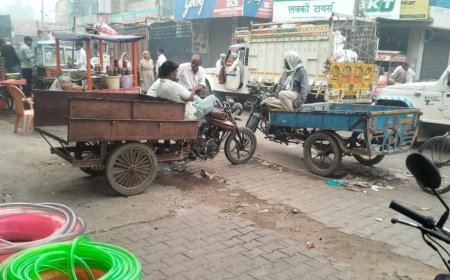 खैरथल:नगर परिषद और ट्रैफिक पुलिस के पास नहीं कोई ठोस प्लान; सड़कों पर मनमर्जी से खड़े वाहनों के कारण लग रहा लंबा जाम