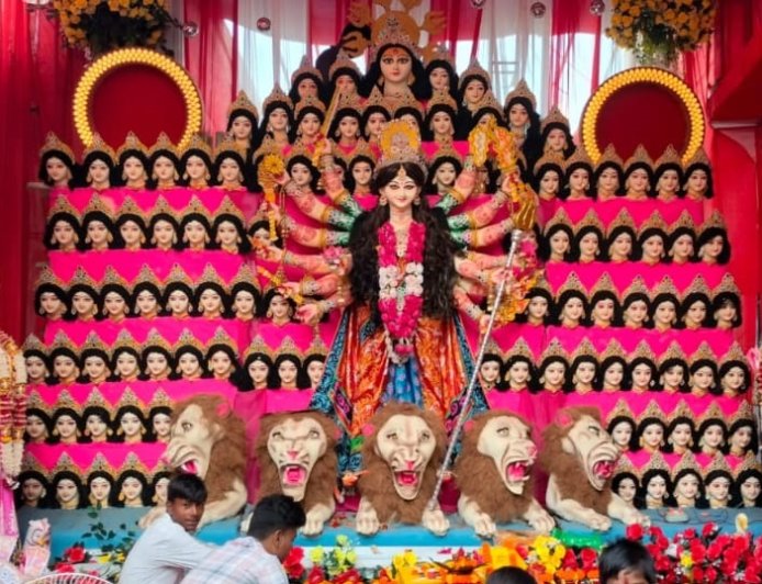 चौरी-चौरा में मां दुर्गा का अद्भुत स्वरूप बना आकर्षण, 108 मुख वाली प्रतिमा के दर्शन को उमड़ रहे श्रद्धालु