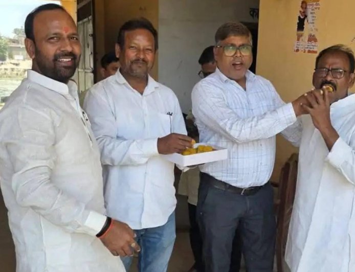 चौरीचौरा में गूंजे जीत के नारे: लगातार चौथी बार MLC बने ध्रुव त्रिपाठी:चौरीचौरा के शिक्षकों और भाजपा कार्यकर्ताओं ने जताई खुशी