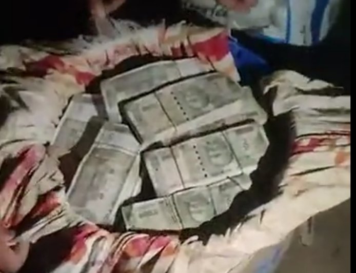 प्रयागराज में जमीन के नीचे मिले नकदी से भरे 3 ड्रम: फर्श खोदकर निकाली गई 500-500 के नोटों की गड्डियां, मचा हड़कंप