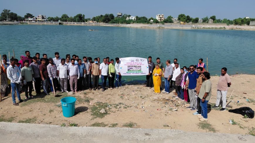 तखतगढ़ में 'स्वच्छता ही सेवा' के तहत महासफाई अभियान: चेयरमैन व ईओ ने खुद कचरा उठाकर दिया स्वच्छता का संदेश