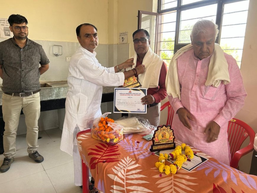 अंतर्राष्ट्रीय वृद्धजन दिवस पर जिला प्रशासन ने किया कवि रामचरण 'राग' को सम्मानित