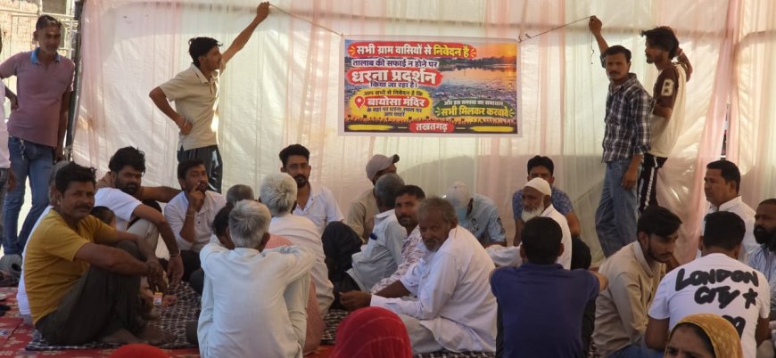 बायोसा मंदिर तालाब की बदहाली पर फूटा गुस्सा: दुर्गंध और गंदगी से परेशान लोगों ने दिया धरना, पालिका से की त्वरित समाधान की मांग