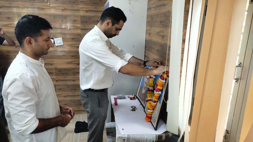 राष्ट्रपिता महात्मा गांधी एवं पूर्व प्रधानमंत्री लाल बहादुर शास्त्री को श्रद्धांजलि अर्पित