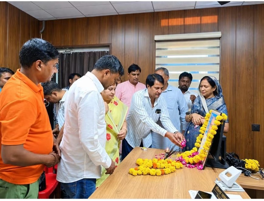 गांधी जयंती पर नगर पालिका कार्यालय में दी श्रद्धांजलि, अध्यक्ष मीना गुप्ता ने किया माल्यार्पण