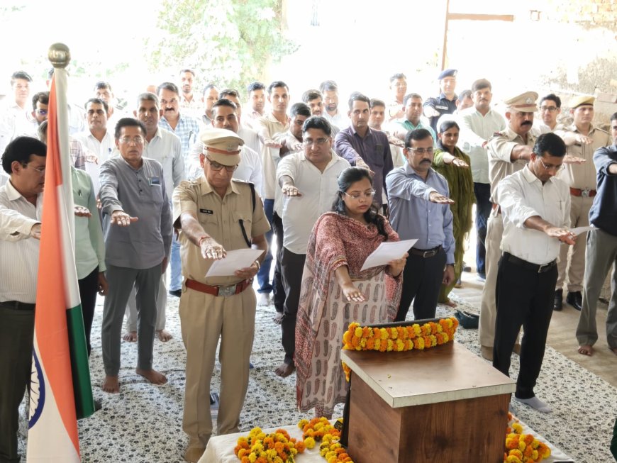 सत्य, अहिंसा और स्वच्छता के पथ पर चलने का संकल्प: कलेक्ट्रेट में अधिकारियों ने किया माल्यार्पण, जिले भर में दिलाई गई शपथ