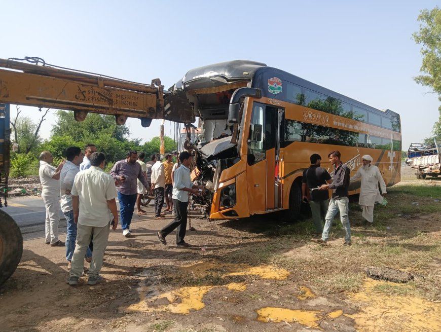 जयपुर नेशनल हाईवे पर हलैना के समीप भीषण हादसा: स्लीपर बस और मिनी ट्रक में टक्कर, बस चालक की दर्दनाक मौत
