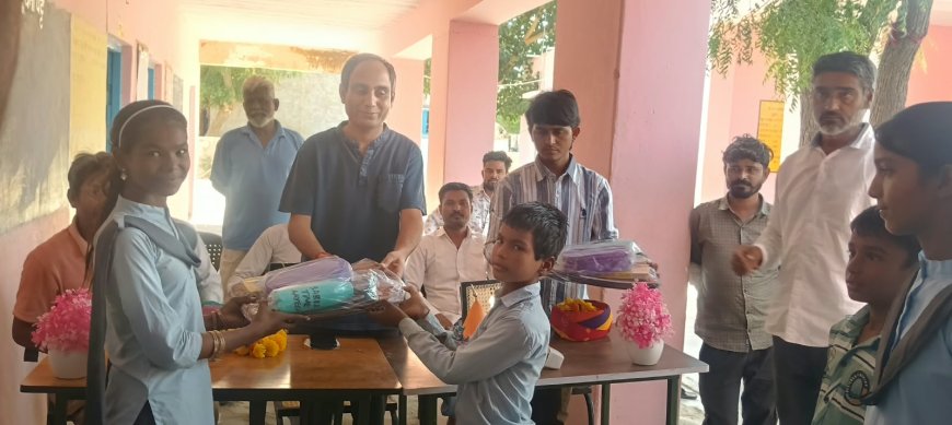 तखतगढ़: राजकीय विद्यालय में विद्यार्थियों को बांटे स्कूल किट और बैग, पार्षद के निजी खर्चे से शौचालय निर्माण कार्य शुरू