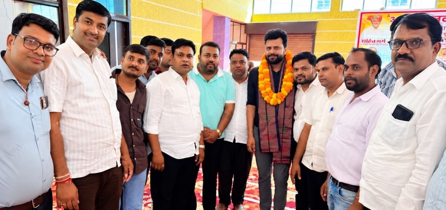 महाराजा अग्रसेन जयंती महोत्सव: महुवा में अग्रवाल नवयुवक संघ और माया देवी हॉस्पिटल के संयुक्त तत्वावधान में विशाल रक्तदान शिविर, 101 से अधिक रक्तदाताओं ने दिखाया उत्साह