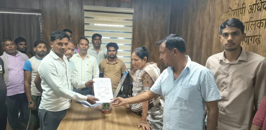 लक्ष्मणगढ़ में सफाई कर्मचारियों को मिले अनुभव प्रमाण पत्र: नगर पालिका अध्यक्ष मीना गुप्ता ने 69 कर्मियों को सौंपे प्रमाण पत्र