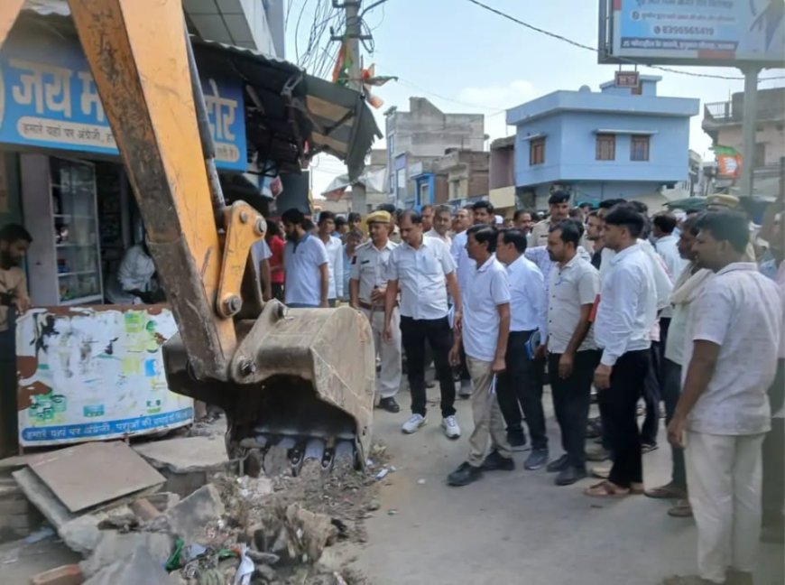 खैरथल में अतिक्रमण पर चला नगर परिषद का 'पीला पंजा': सड़क से हटाए टीनशेड और चबूतरे, भारी पुलिस बल रहा तैनात