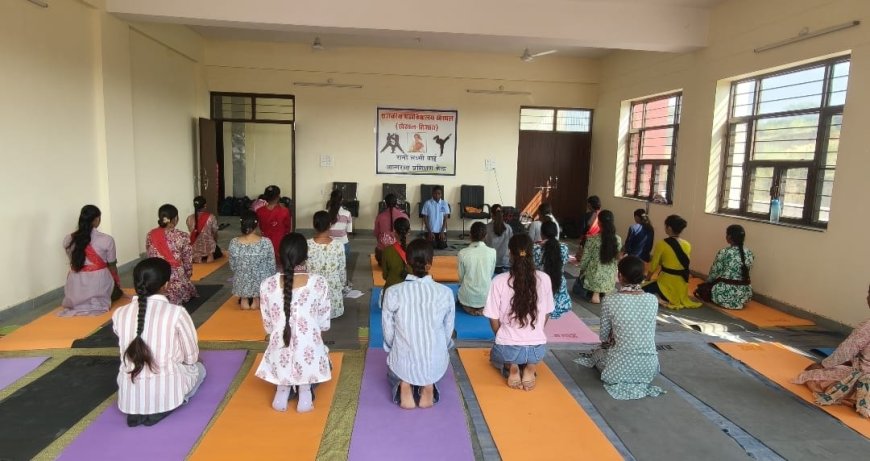 खैरथल राजकीय महाविद्यालय: रानी लक्ष्मीबाई आत्मरक्षा प्रशिक्षण का तीसरा दिन, छात्राओं ने सीखे आत्मरक्षा के मूलभूत 'पंच'