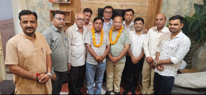 खैरथल मीडिया क्लब के कार्यकारी अध्यक्ष बनने पर वरिष्ठ पत्रकार मनोज परमार का हुआ भव्य स्वागत; संगठन को मजबूत बनाने पर मंथन