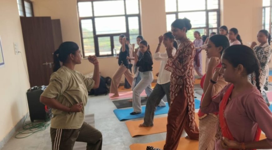 महिला सशक्तिकरण की अनूठी पहल: खैरथल कॉलेज में आत्मरक्षा शिविर के पाँचवें दिन पुलिस प्रशिक्षकों ने सिखाई सेल्फ डिफेंस की तकनीकें