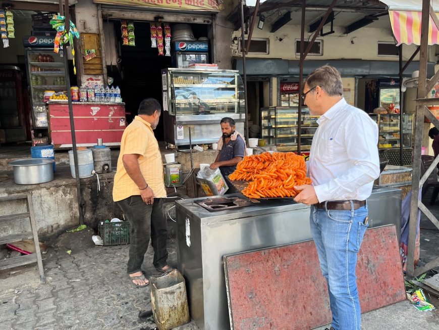 बहरोड़ में 181 पोर्टल पर शिकायत के बाद विभाग की कार्रवाई:मिलावटी और अधिक रंग वाली 135 किग्रा खाद्य सामग्री सहित हरी मटर को कराया नष्ट, प्रतिष्ठानों को थमाया इम्प्रूवमेंट नोटिस