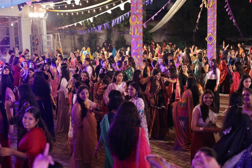 एमजेआरपी विश्वविद्यालय में सजी डांडिया की महफिल: पारंपरिक परिधानों और गरबा की थाप से गूंजा कैंपस, विभिन्न श्रेणियों में विजेताओं को मिला सम्मान