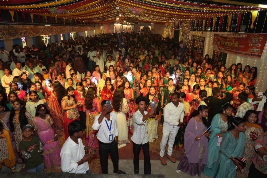 चौरीचौरा: श्रीराम पार्टी लॉन में सजा डांडिया और गरबा का भव्य दरबार, उमड़ी भारी भीड़