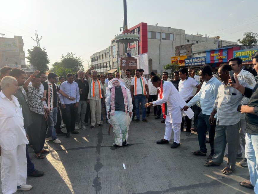रितु बराला को न्याय दिलाने की मांग, कांग्रेस ने राजगुरु सर्कल पर फूंका सीएम का पुतला