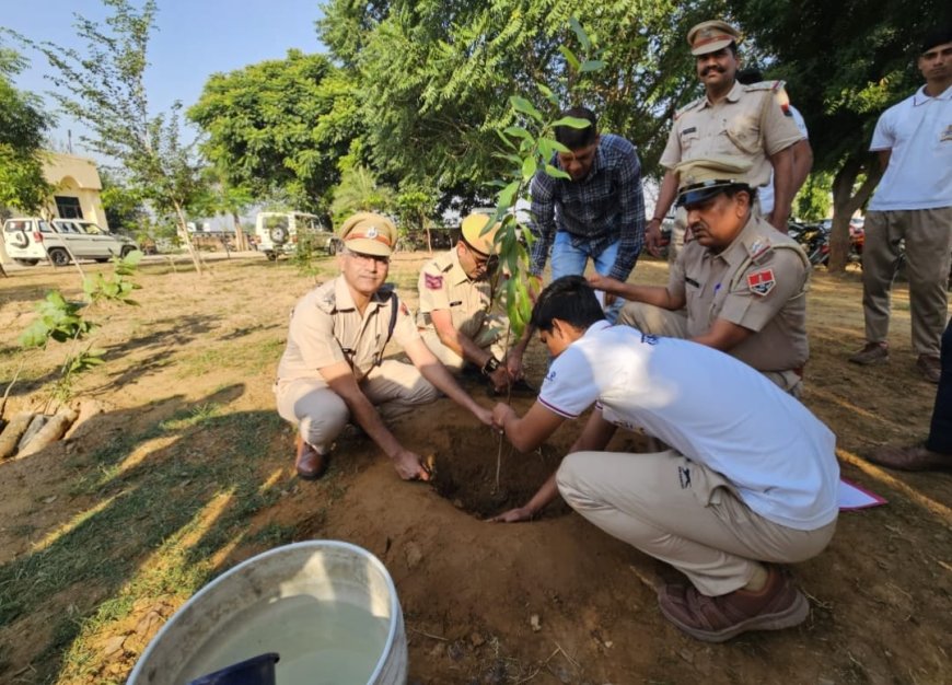 खैरथल-तिजारा पुलिस ने पुलिस शहीद दिवस पर वीर शहीदों को नमन कर शहीद वीरांगनाओं का किया सम्मान