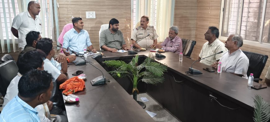महुवा में दीपावली से पहले नगर पालिकाप्रशासन की सख्त कार्रवाई की चेतावनी, तीन दिन में अतिक्रमण हटाने को लेकर की दुकान दुकान जाकर समझाइए