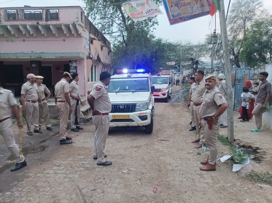 सलेमपुर थाना अधिकारी संत चरण सिंह के नेतृत्व मेंपुलिस ने निकाला फ्लैग मार्च, निर्भीक होकर मतदान करने का दिया संदेश
