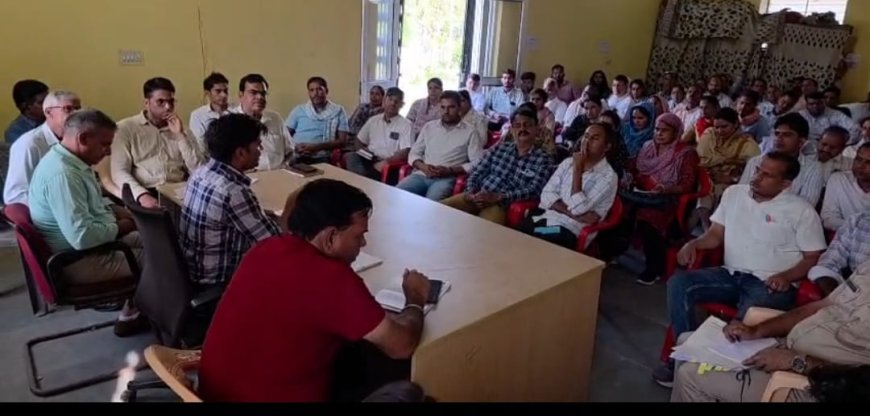 महुवा में पंचायती राजचुनावी व्यवस्थाओं को लेकर प्रशासन मुस्तैद, एसडीएम की अध्यक्षता में हुई बैठक