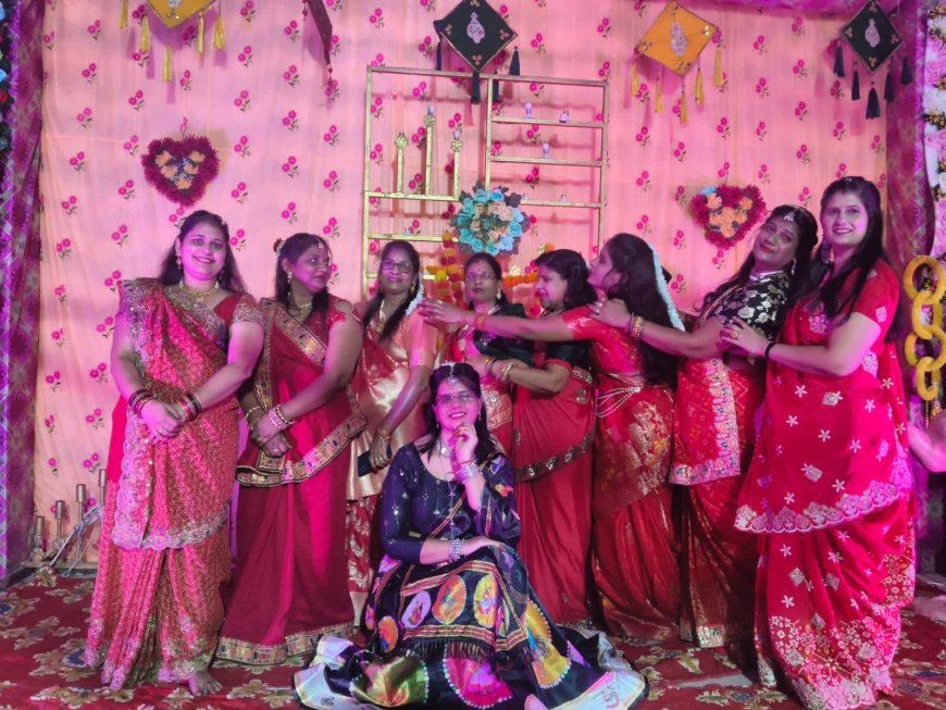 कठूमर में डांडियों की खनखनाहट पर महिलाओं ने जमकर किया गरबा, करवा चौथ स्पेशल में मचाया धमाल
