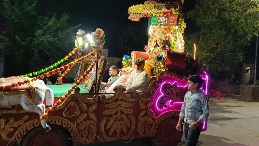 शरद पूर्णिमा पर कठूमर में गूंजे 'जय श्री कृष्णा' के जयकारे: बैंड-बाजे और डीजे की धुन पर निकली भव्य रथयात्रा, श्रद्धालुओं ने लगाई कस्बे की परिक्रमा