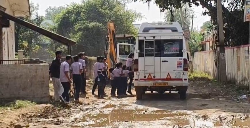 बड़ा हादसा टला: राजगढ़ में जेजेएम की खुदी सड़क पर फंसी बच्चों से भरी अनाधिकृत स्कूल बस, बाल-बाल बचे मासूम; शिक्षा विभाग और प्रशासन मौन