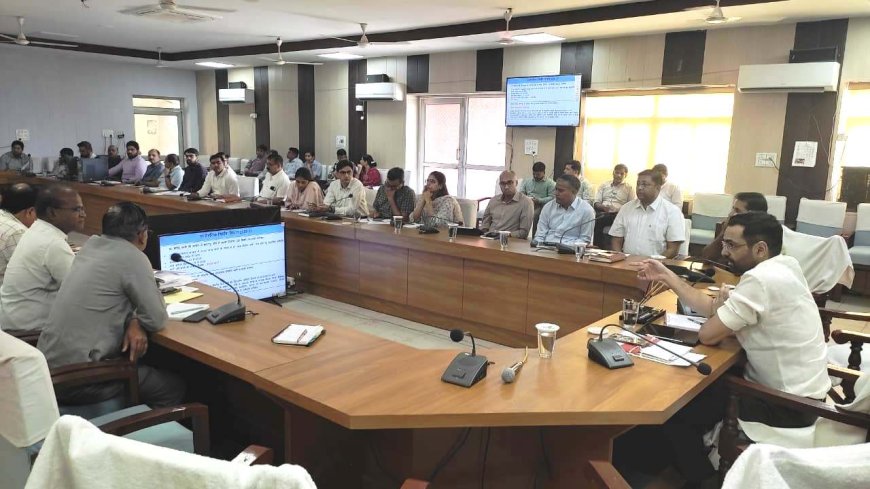विकास कार्यों पर भरतपुर कलक्टर सख्त: कमर चौधरी ने ली बजट घोषणाओं की समीक्षा बैठक, कहा— "समयबद्ध और गुणवत्तापूर्ण तरीके से पूरे हों काम"