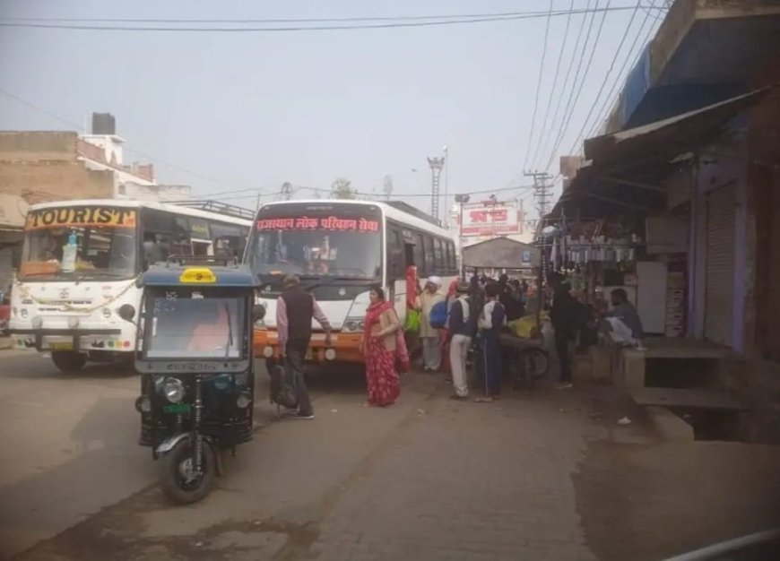 जिला बनने के ढाई साल बाद भी खैरथल की परिवहन व्यवस्था 'कस्बाई ढर्रे' पर:बसों का ठिकाना तय नहीं: सड़क किनारे लग रहा जाम