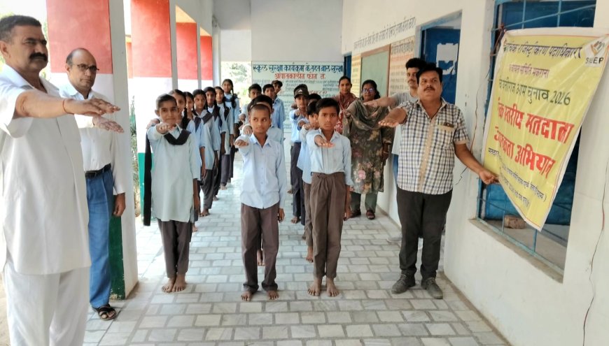 मतदाता जागरूकता अभियान: बच्चों की 'बाल मनुहार' ने जीता दिल, ग्रामीणों को दिलाई शत-प्रतिशत मतदान की शपथ