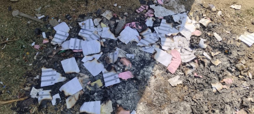 जहाजपुर में मतपत्र जलने से मचा हड़कंप: बूथ के बाहर मिले जले बैलेट पेपर,जांच में जुटा प्रशासन