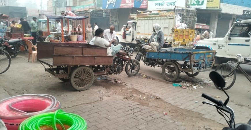 खैरथल:नगर परिषद और ट्रैफिक पुलिस के पास नहीं कोई ठोस प्लान; सड़कों पर मनमर्जी से खड़े वाहनों के कारण लग रहा लंबा जाम