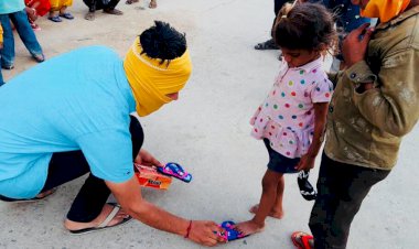 अन्नपूर्णा रसोई के माध्यम से अन्नपूर्णा रसोई के माध्यम से भोजन व्यवस्था एवं मजदूरों को चप्पल वितरित की गई