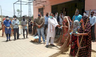 रियल कोरोना कर्मवीरो की भूमिका निभा रहे सफाई व कार्यालयों के कर्मचारियों को मास्क व सैनैटाइजर वितरित किये